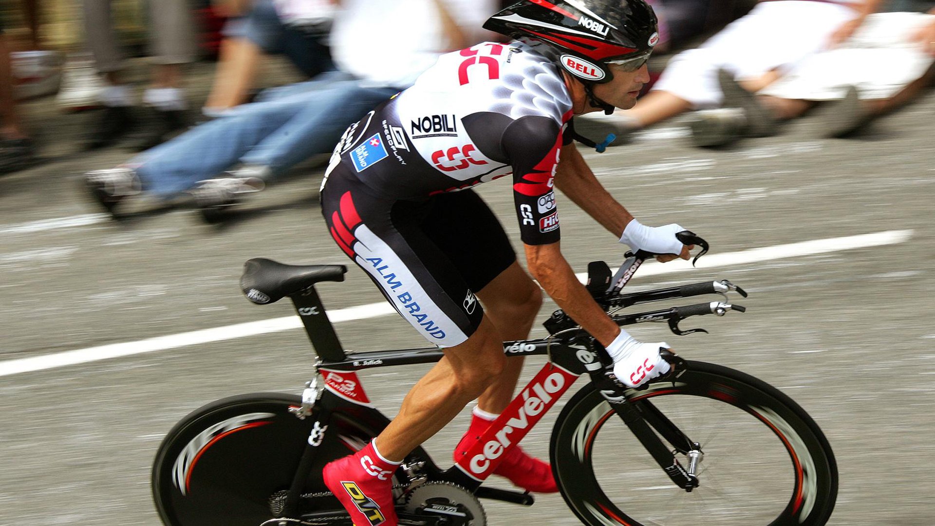 爱游戏官网-铁血防线上的新图腾，巴斯托尼用实力在英德大战中为自己加冕